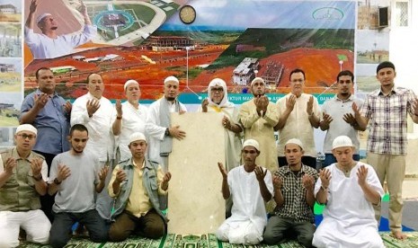 Ustadz Muhammad Arifin Ilham bersama tim pembangunan Pesantren Az-Zikra dan Majelis Az-Zikra menunjukkan contoh marmer untuk masjid Pesantren Az-Zikra.