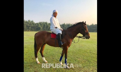 Ustadz Muhammad Arifin Ilham bersorban dan berkuda. 