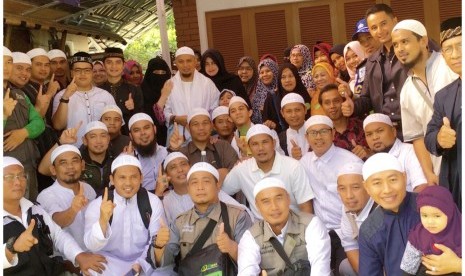 Ustadz Muhammad Arifin Ilham dilepas oleh para sahabat tercinta fillah di Majelis Az-Zikra Sentul, Bogor, Jawa Barat, Kamis (22/12/2016) pagi.