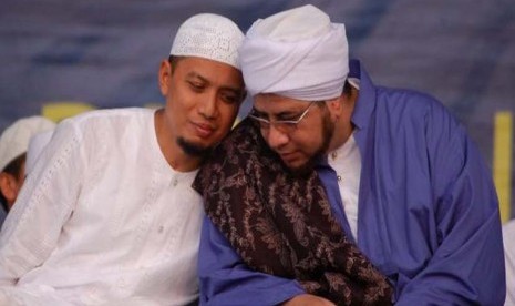 Ustadz Muhammad Arifin Ilham (kiri) bersama Pimpinan Majelis Rasulullah  Habib Munzir Al Musawa (alm).