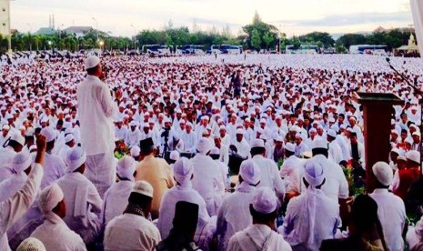 Ustadz Muhammad Arifin Ilham memberikan tausiyah zikir di Banda Aceh seusai shalat Shubuh.