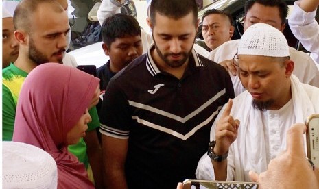 Ustadz Muhammad Arifin Ilham (kanan) membimbing Anna Veronica mengucapkan dua kalimat syahadat.