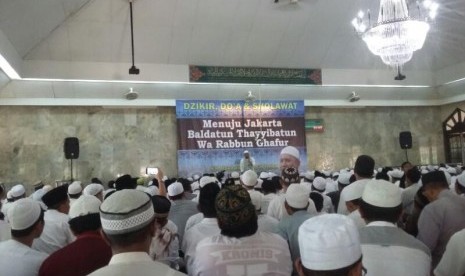 Ustadz Muhammad Arifin Ilham memimpin acara zikir, doa dan shalawat di Masjid Raya Palapa Baitussalam Pasar Minggu, Jakarta Selatan, Jumat (14/4/2017).