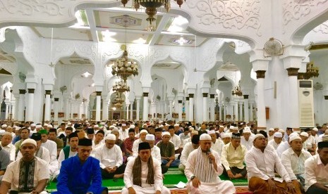 Ustadz Muhammad Arifin Ilham memimpin zikir dan doa di Masjid Baiturrahman Banda Aceh, Ahad (12/2/2017) malam.