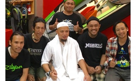 Ustadz Muhammad Arifin Ilham mengajak mountaineer dengan tato dan anting shalat berjamaah dan memberikan tausiyah singkat di toko mereka.