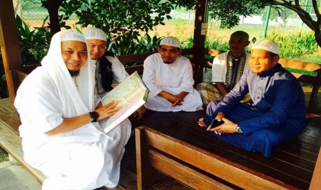 Ustadz Muhammad Ariifn Ilham (kiri) mengkaji Alquran bersama para sahabatnya di Sentul, Bogor, Senin (6/6) pagi.