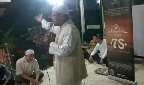 Ustadz Saefulloh MA memimpin zikir dan memberikan tausiyah di Majelis Ta'lim Nur An-Nisa Pamulang, Kamis (31/12/2015).). 