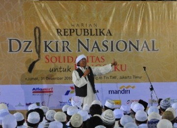 Ustadz Toto Tasmara saat menyampaikan tausiyah dalam Dzikir Nasional Republika di Masjid At-Tin, TMII, Jakarta, (31/12/2010) lalu.