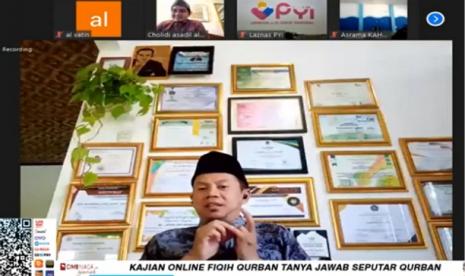 Ustadz Ucu Najmudin MPd CHT saat memberikan materi kajian seputar online. 