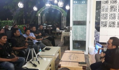 Ustadz Yusuf Mansur menggelar jumpa pers di Jakarta, Rabu (18/10), tentang rencana roadshow untuk menjelaskan perkembangan patungan usaha dan patungan aset yang dijalankannya untuk membangun Hotel Siti di Jakarta.