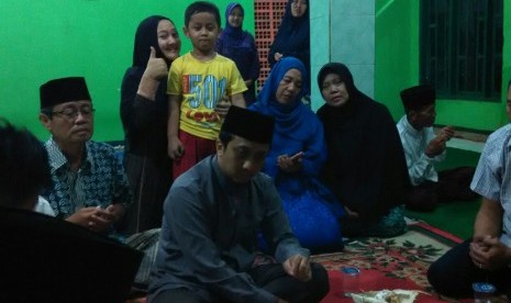 Ustadz Yusuf Mansur menikmati buah durian sebelum mengisi tausiyah takziah di rumah alm Damanhuri Zuhri, Parung, Bogor, Kamis (5/1/2017).