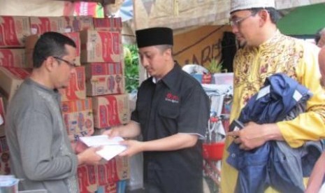 Ustadz Yusuf Mansur serahkan bantuan buat korban banjir