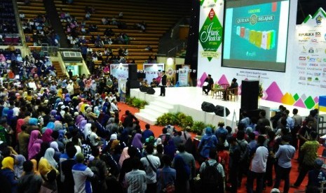 Ustadz Yusuf Mansur tampil di Panggung Utama IBF 2016 di Istora Senayan Jakarta, Jumat (4/3). IBF 2016 akan berlangsung hingga hari Ahad (6/3).