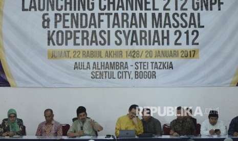 Ustaz Zaitun Rasmin (ketiga kiri) bersama Ketua Koperasi Syariah 212 Antonio Syafe’i (tengah) memberikan pengarahan kepada Jamaah yang mengisi formulir untuk menjadi anggota koperasi syariah 212 yang diselenggarakan di STEI Tazkia, Bogor, Jawa Barat, Jumat (2