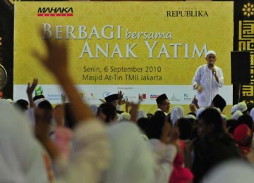 Ustadz Arifin Ilham memberi siraman rohani dalam acara Republika berbagi bingkisan dengan 3.000 anak yatim.