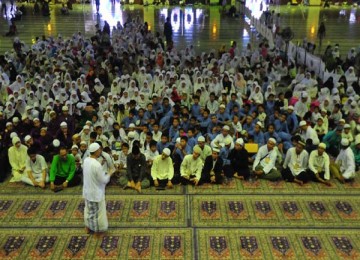 Ustadz Arifin Ilham memberi siraman rohani dalam acara Republika berbagi bingkisan dengan 3.000 anak yatim.