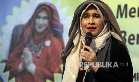  Ustadzah Neno Warisman saat menjadi pembicara dalam acara Talkshow di Jakarta, Ahad (26/3). 