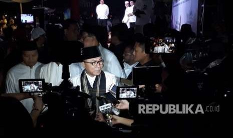 Ustaz Abdul Somad dan Ketua MPR RI Zulkifli Hasan di Kompleks Parlemen sebelum acara syukuran dan doa bersama, Rabu (29/9) malam.