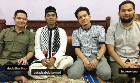 Ustaz Abdul Somad (kedua dari kiri) bersama tiga artis tanah air: Dude Harlino (paling kiri), Dimas Seto (kedua dari kanan) dan Teuku Wisnu (paling kanan)