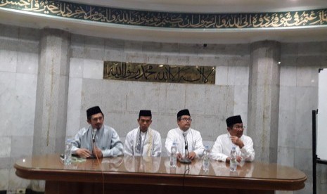 Ustaz Abdul Somad (kedua dari kiri) pada pertemuan dengan para ulama di Masjid Agung Sunda Kelapa (MASK) Jakarta, Jumat (2/2).