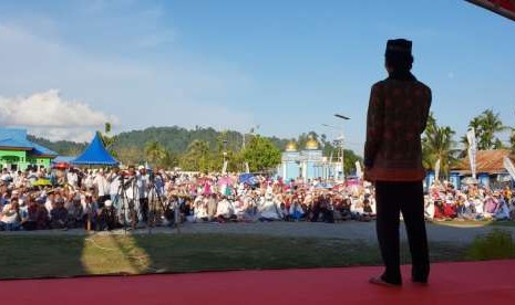 Ustaz Abdul Somad memberi tausiyah di tenga terik matahari di lapangan masjid Agung Nurul Yaqin, Waisai, Kepulauan Raja Ampat.