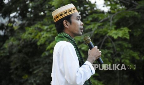 Ustaz Abdul Somad  memberikan tausyiah pada peringatan Isra' Mi'raj Nabi Besar Muhammad SAW  di Ponpes As' Adiyah Pusat Sengkang, Kabupaten Wajo, Makassar, Sulsel, Ahad (25/3).