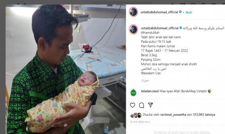 Ustaz Abdul Somad menggendong putranya yang baru lahir. 