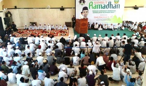 Ustaz Abdul Somad mengisi tausiyah di Pesantren Hidayatullah Surabaya. Ustaz Somad tak masuk dalam daftar penceramah Kemenag.