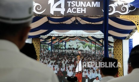 Ustaz Abdul Somad menyampaikan tausiah saat peringatan 14 tahun tsunami Aceh, di Masjid Tengku Mahraja Gurah, kecamatan Peukan Pada, Kabupaten Aceh Besar, Aceh, Rabu (26/12/2018).