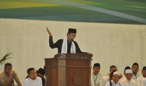 Ustaz Abdul Somad saat berceramah di Auditorium Universitas Islam Sultan Agung (Unissula) Semarang, Senin (30/7). Dalam ceramahnya Ustaz Abdul Somad mengangkat tema Islam Rahmatan Lil Alamain Antara Multikulturalisme, Keislama dan Keindonesiaan.