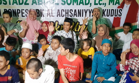 Ustaz Abdul Somad saat mengunjungi Pesantren al-Achsaniyyah Kudus Jawa Tengah, Selasa (8/10)