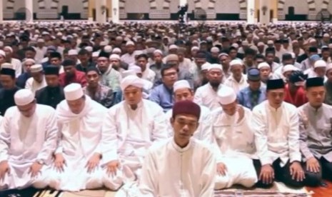 Ustaz Abdul Somad saat menjadi imam Shalat