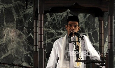 Ustaz Abdul Somad saat menyampaikan khutbah Jumat di Masjid Agung Sunda Kelapa, Menteng, Jakarta, Jumat (2/2).