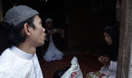 Ustaz Abdul Somad (UAS) menyambangi rumah penerima manfaat dari donasi yang disalurkan Yayasan Wakaf Hajjah Rohana Berbagi