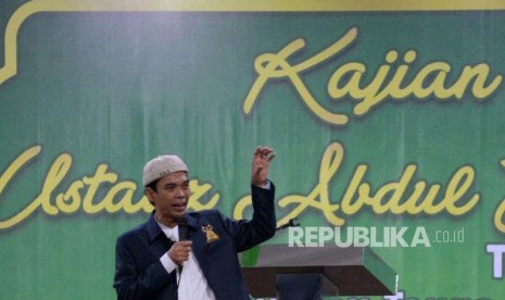 Covid-19, UAS Ajak Umat Tolong-Menolong Berbasis Masjid. FOTO: Ustaz Abdul Somad (UAS) saat memberikan kajian bersama di halaman Masjid Al-Huda, Talang, Jakarta.