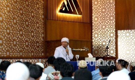  Ikuti Fatwa Soal Corona, Aa Gym Tutup Masjid Daarut Tauhid. Ustaz Abdullah Gymnastiar memberikan Kajian Bada Zuhur di Masjid Daarut Tauhid, Jakarta Pusat.