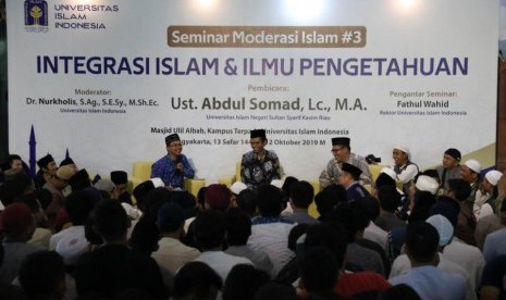 Ustaz Abul Somad memberikan kajian dalam seminar Islam dan ilmu pengetahuan di Masjid Ulil Albab, UII Yogyakarta (12/10).