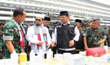 Ustaz Adi Hidayat menggandeng Tentara Nasional Indonesia (TNI) Angkatan Darat (AD) menyalurkan bantuan kemanusiaan Palestina Rp10 Miliar melalui Badan Amil Zakat Nasional (Baznas) RI.