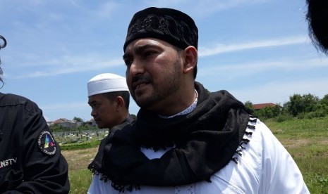 Ustaz Ahmad Al-Habsy melayat istri Opick di TPU Semper Cilincing, Jakut, Senin (19/3).