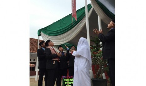  Ustaz Ahmad Jamel saat memberikan tausiyah khutbatul iftitah kepada para santri Pondok Pesantren Tahfizh Daarul Quran Lampung yang berlokasi di Kabupaten Pesawaran, Lampung, Selasa (3/10). 