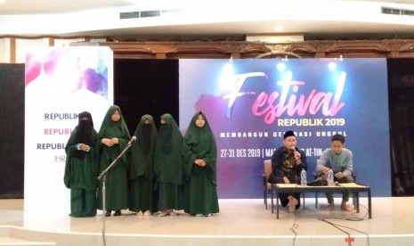 Ustaz Ahmad Winardi (kedua dari kanan) saat menjad pengisi acara Menghafal Alquran Semudah Tersenyum di Festival Republik dan Dzikir Nasional 2019 di Masjid At-Tin, Senin (30/12).