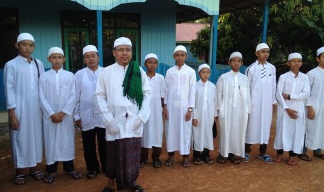 Ustaz Arief Heri Setyawan (depan) dan para santrinya.