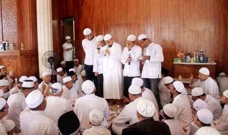 Ustaz Arifim Ilham bimbing mualaf bersyahadat