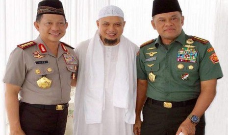 Ustaz Arifin Ilham diapit Kapolri dan Panglima TNI 