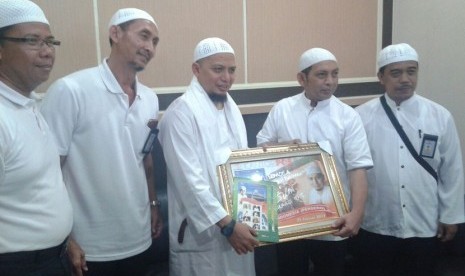 Ustaz Arifin Ilham foto bersama dengan Kepala Regional IV PT POS Indonesia Syamsul BP Nasution usai memimpin zikir dan doa bersama di Masjid Al-Abror Kompleks Gedung Pos Ibu Kota