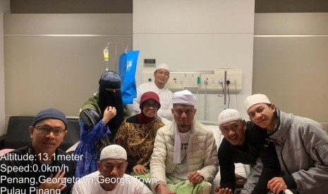 Ustaz Arifin Ilham: Foto terkini Ustaz Arifin Ilham bersama tim dan rekan-rekannya di Penang, Malaysia, Jumat (19/4) ini, usai Shalat Subuh berjamaah dan tausiyah.