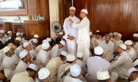 Ustaz Arifin Ilham saat membimbing syahadat dua mualaf di masjid az-zikra, Jawa Barat.