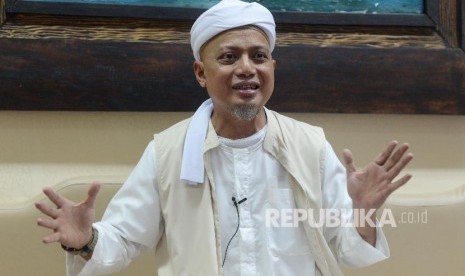 Ustaz Arifin Ilham saat sesi wawancara bersama Republika di Bogor Jawa Barat, Selasa (18/12). 