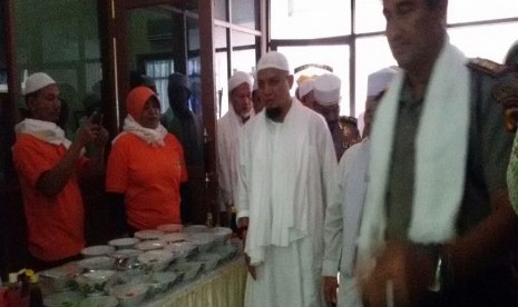 Ustaz Arifin Ilham saat tiba di Polresta Bogor Kota, Polda Jawa Barat untuk mengikuti Istighasah Nusantara Bersatu, Kamis (1/12).