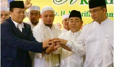 Ustaz Arifin Ilham (tengah) saat pemberian dukungan ke pasangan Anies Baswedan-Sandiaga Uno dalam Pilkada Jakarta, Kamis (6/4/2017).